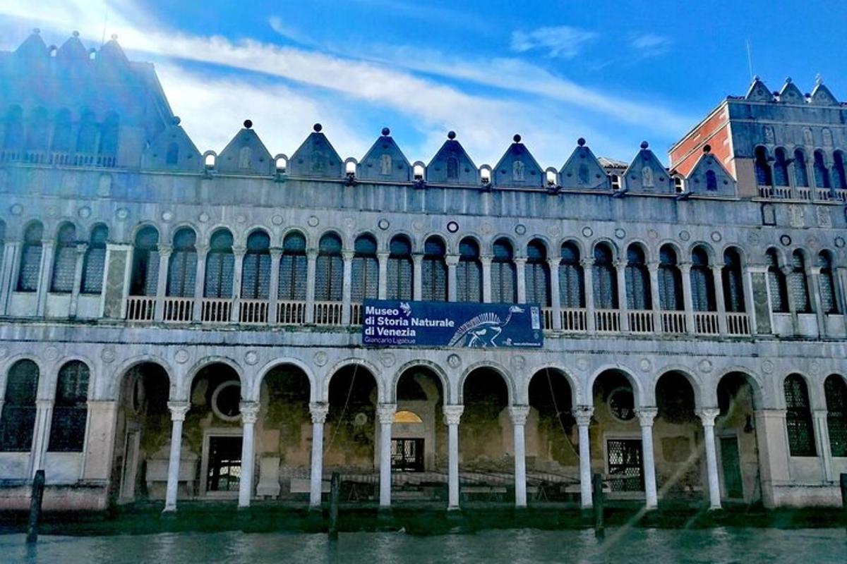 un grande edificio con molti archi