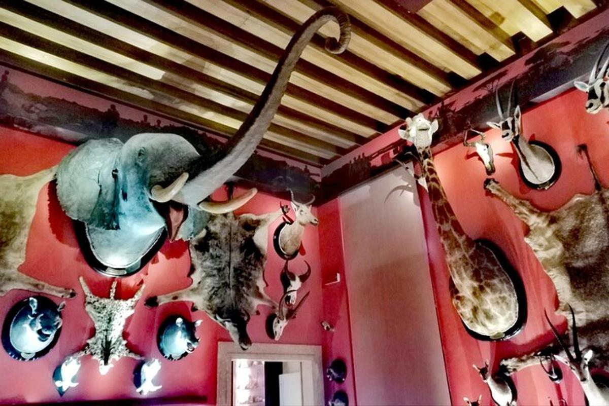 un dipinto di un elefante e una giraffa su un muro