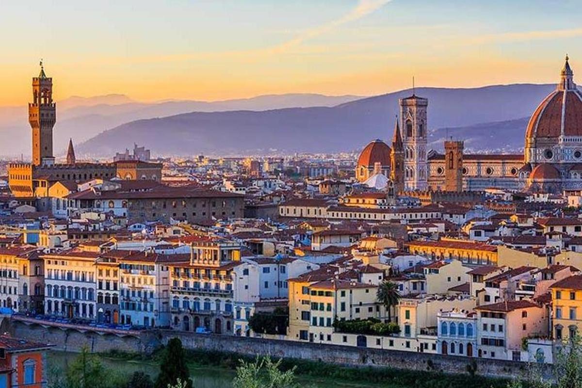 uma paisagem urbana de uma cidade com edifícios e mesquitas