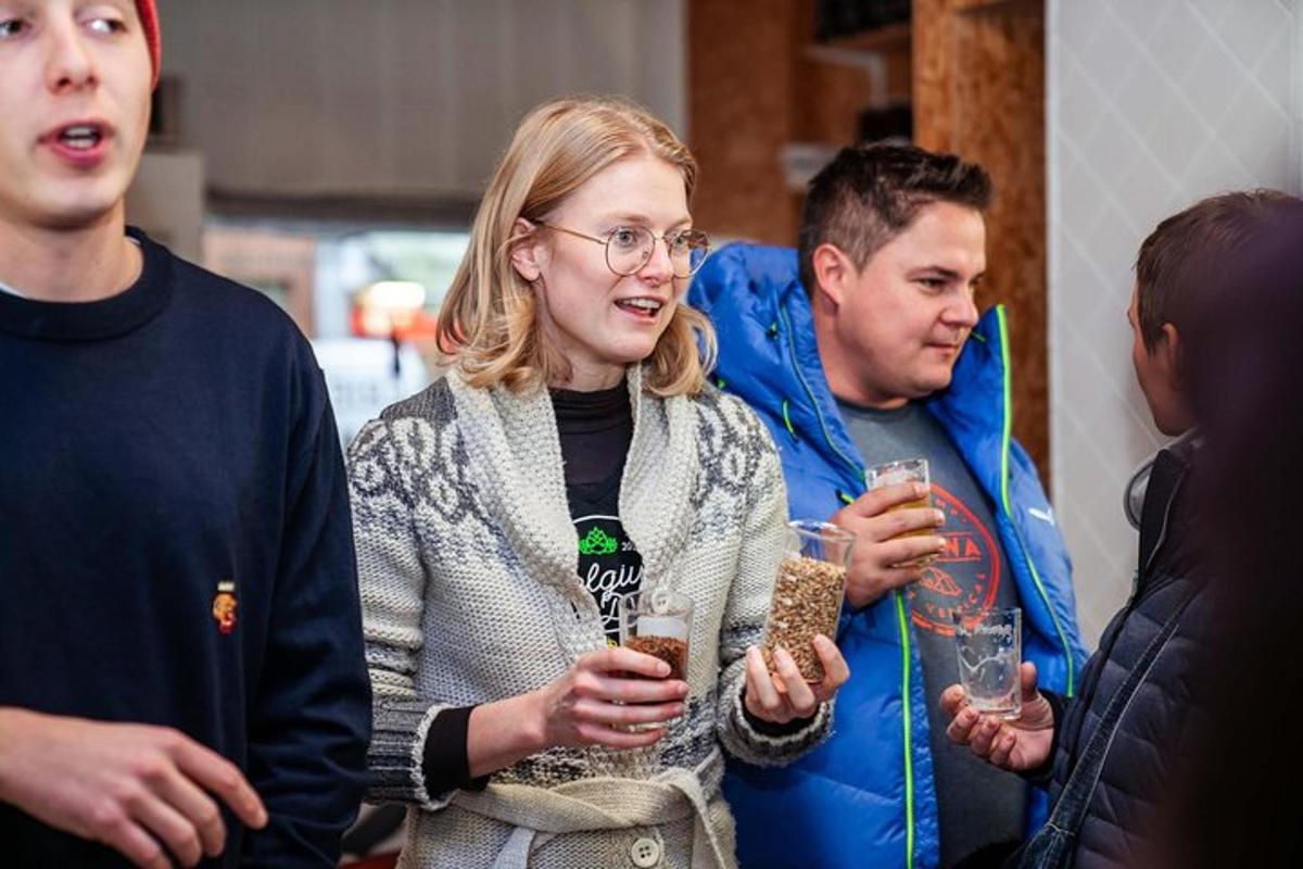 grupp inimesi, kes seisavad jooke käes hoides