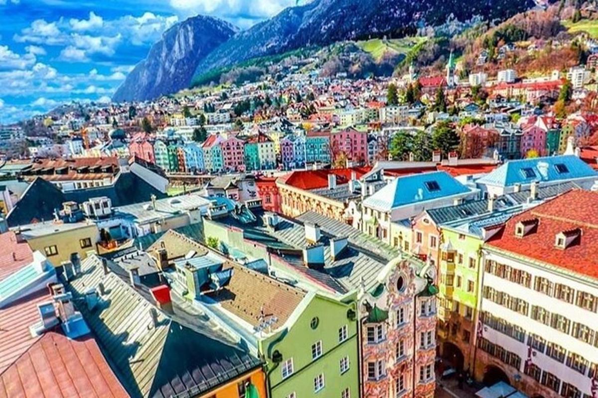 một góc nhìn từ trên không của một thành phố với các tòa nhà và núi non