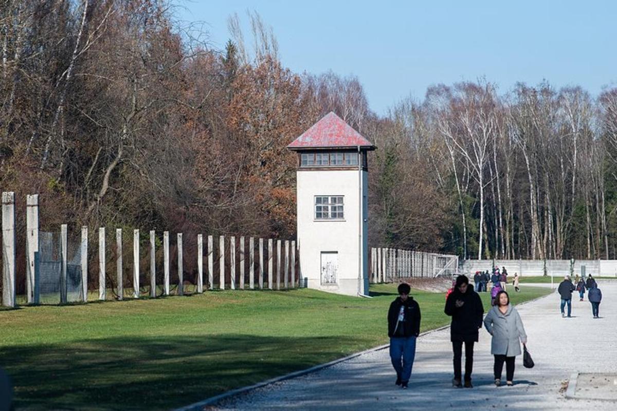skupina lidí jdoucích po chodníku před majákem
