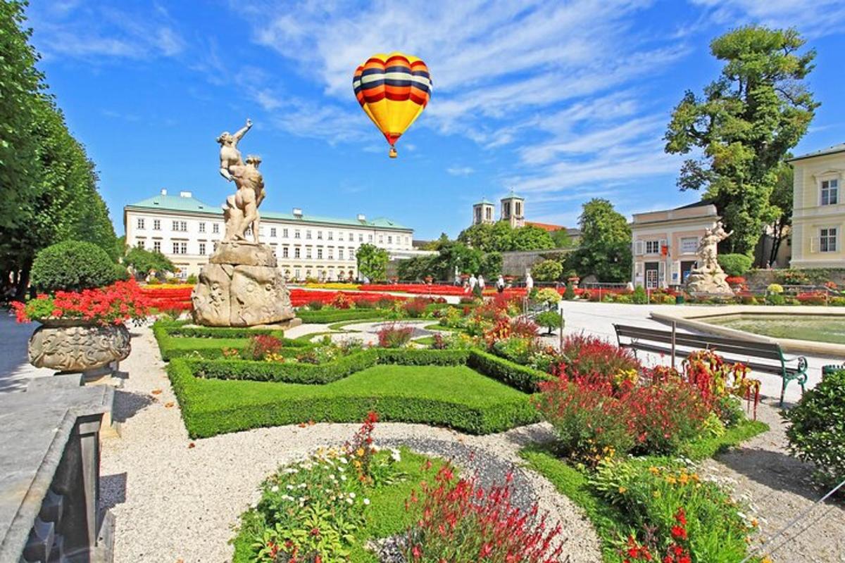 horkovzdušný balón letící nad zahradou