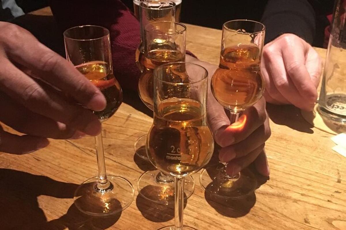 un gruppo di persone che tengono bicchieri di vino su un tavolo