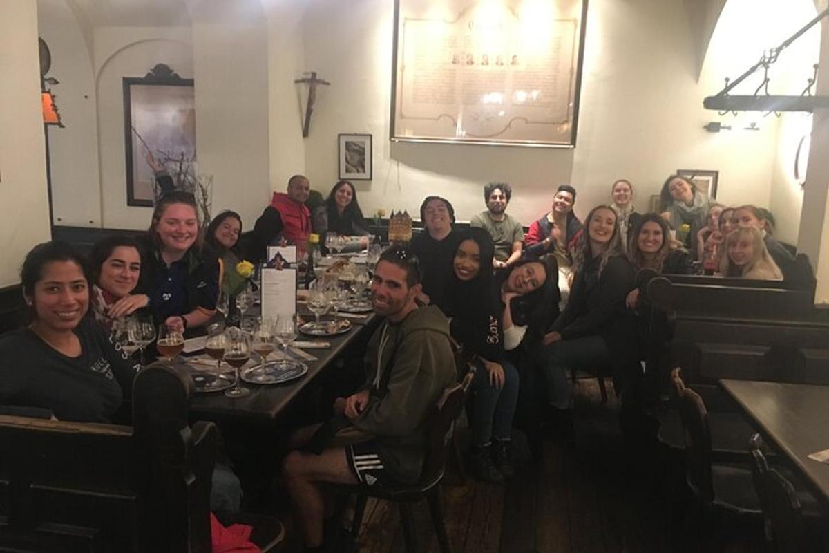 un gruppo di persone sedute a un tavolo in un ristorante