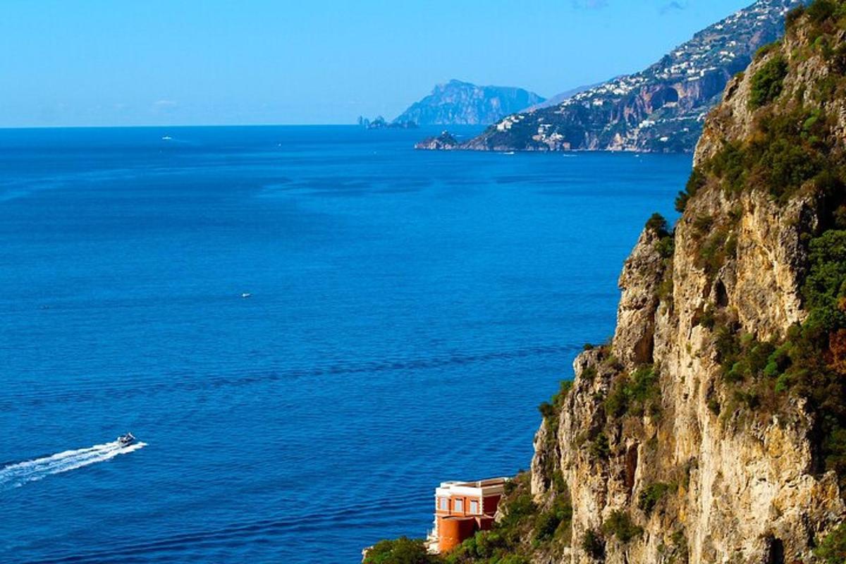 una barca sull'acqua accanto a una montagna