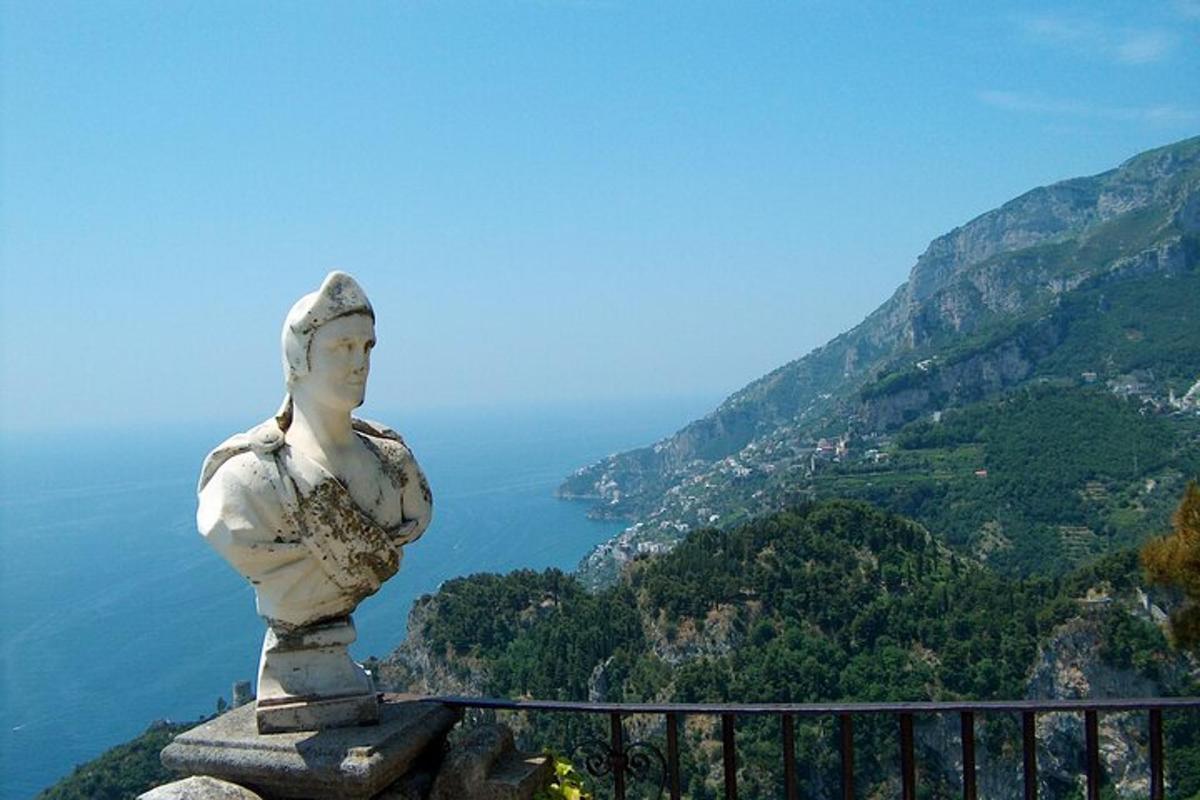 una statua di una donna seduta in cima a una montagna