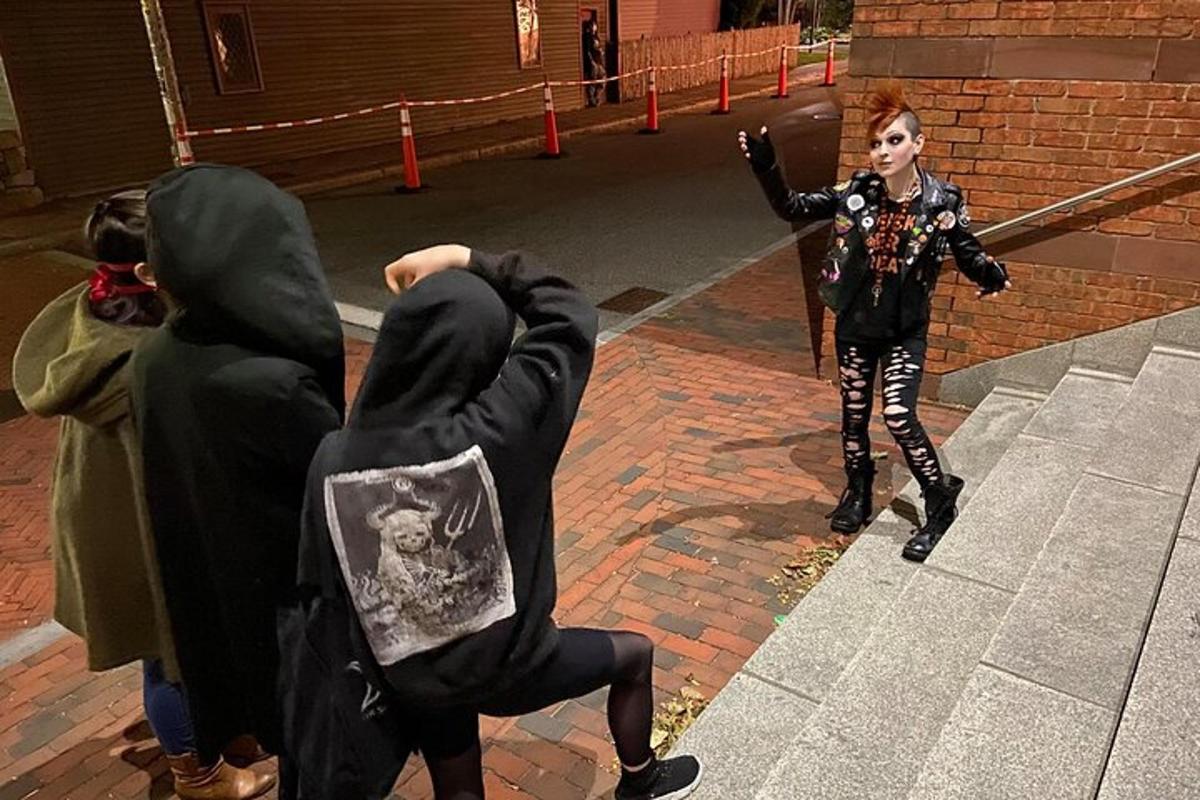 Un grupo de personas paradas en una calle