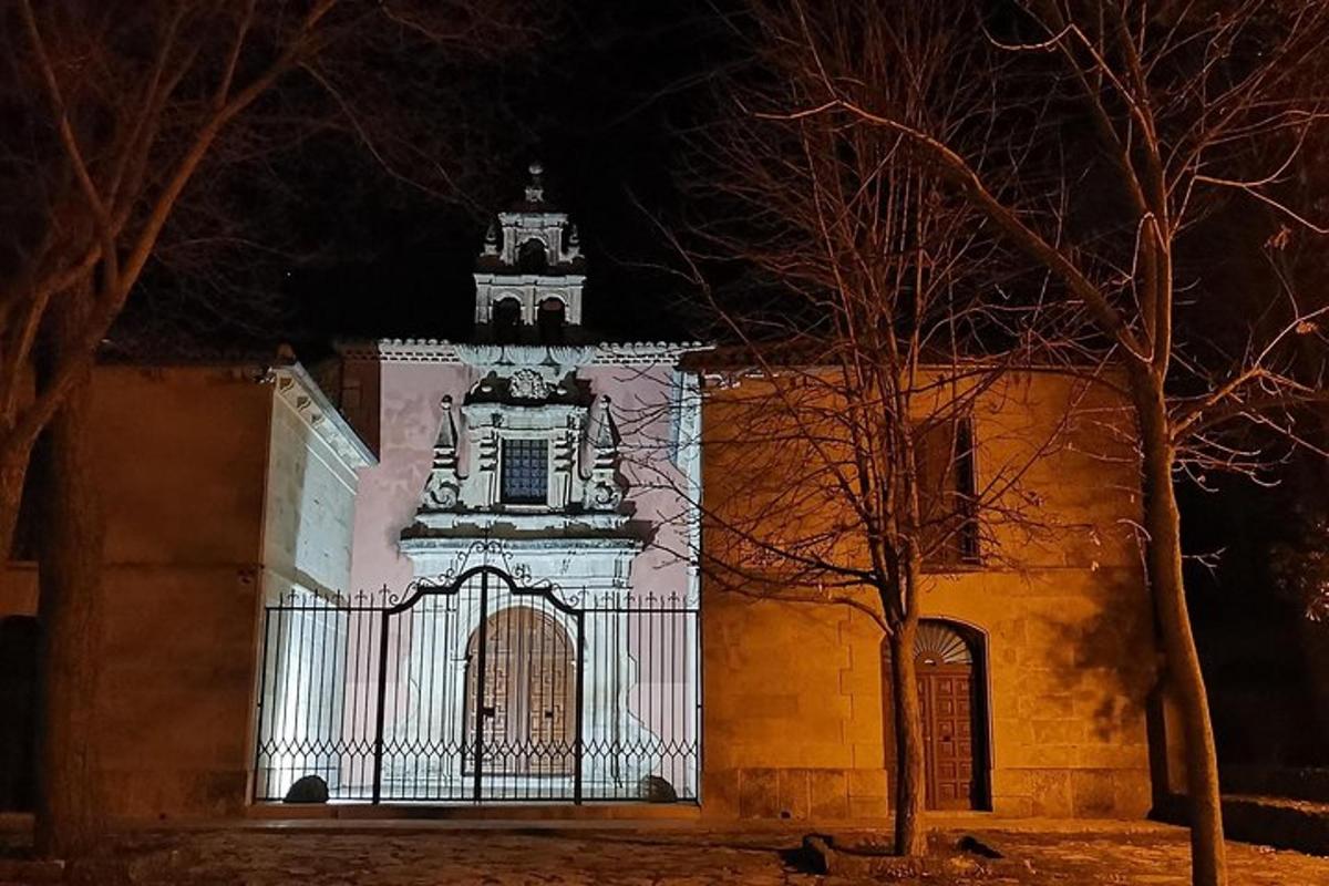夜晚有门和塔的建筑物
