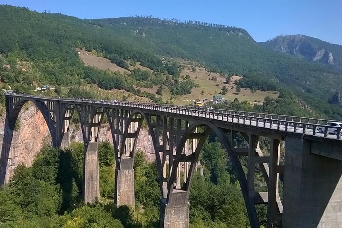 um trem em uma ponte sobre uma montanha
