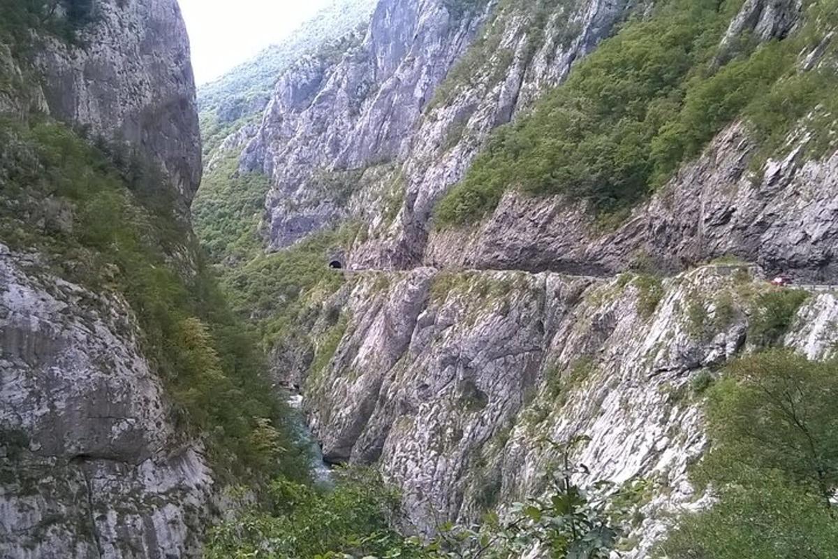 um cânion com um rio no meio de uma montanha