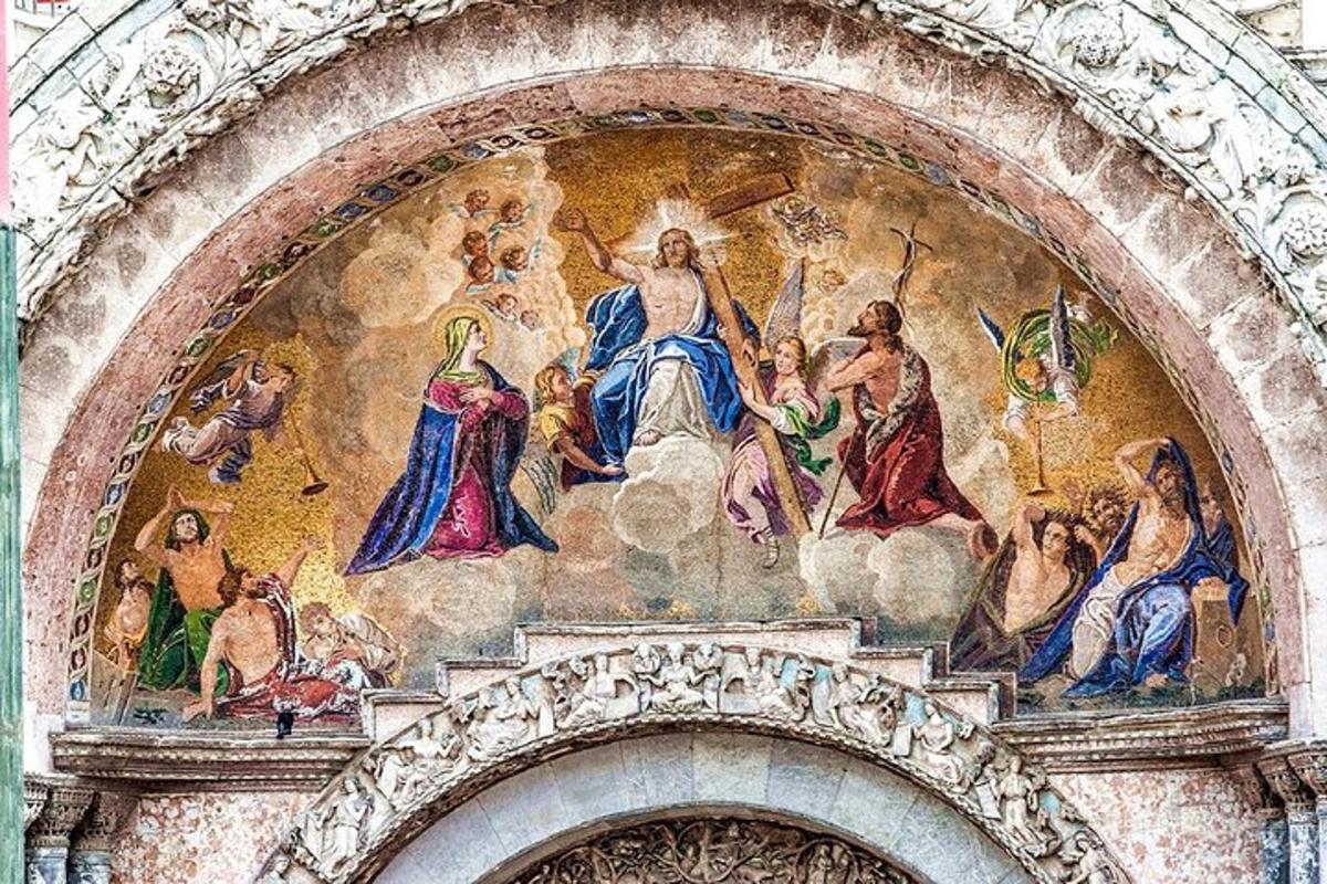 mural di sisi bangunan dengan lukisan