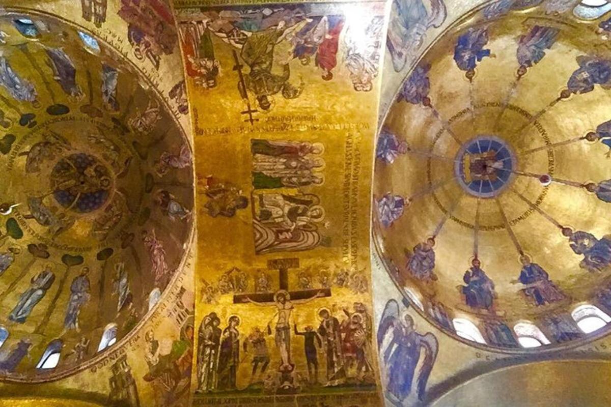 церква зі стелею, прикрашеною розписами