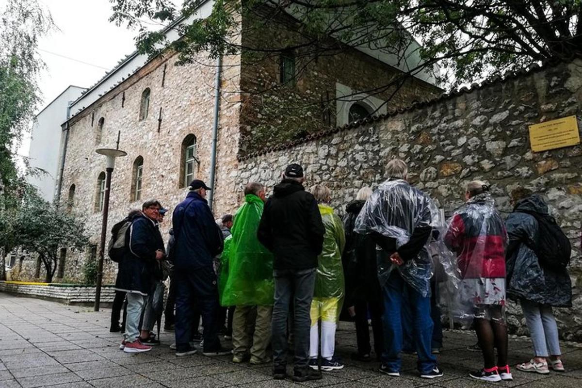 grupp inimesi, kes seisavad hoone ees