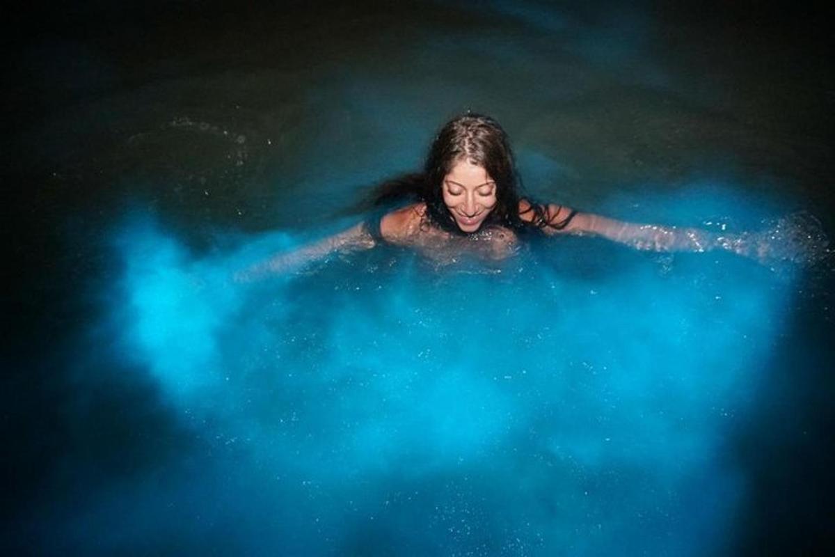 una donna sta nuotando in una piscina d'acqua