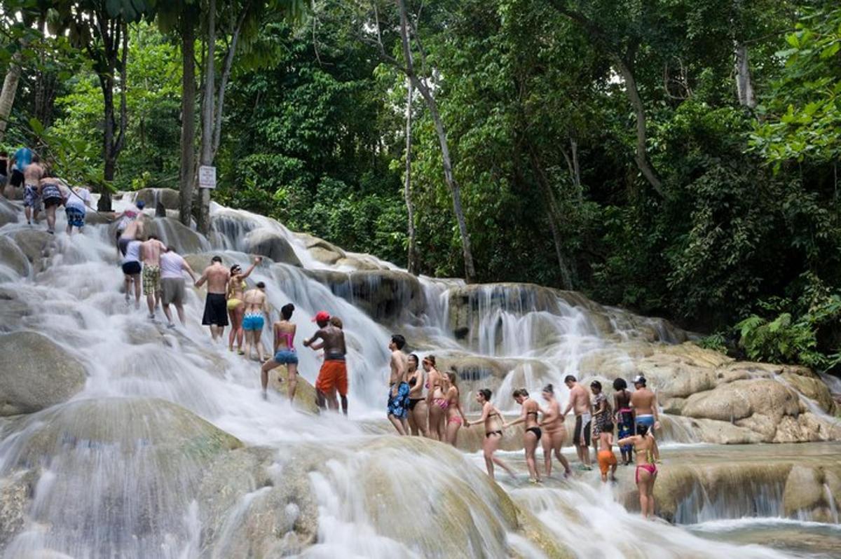 un gruppo di persone nell'acqua di una cascata