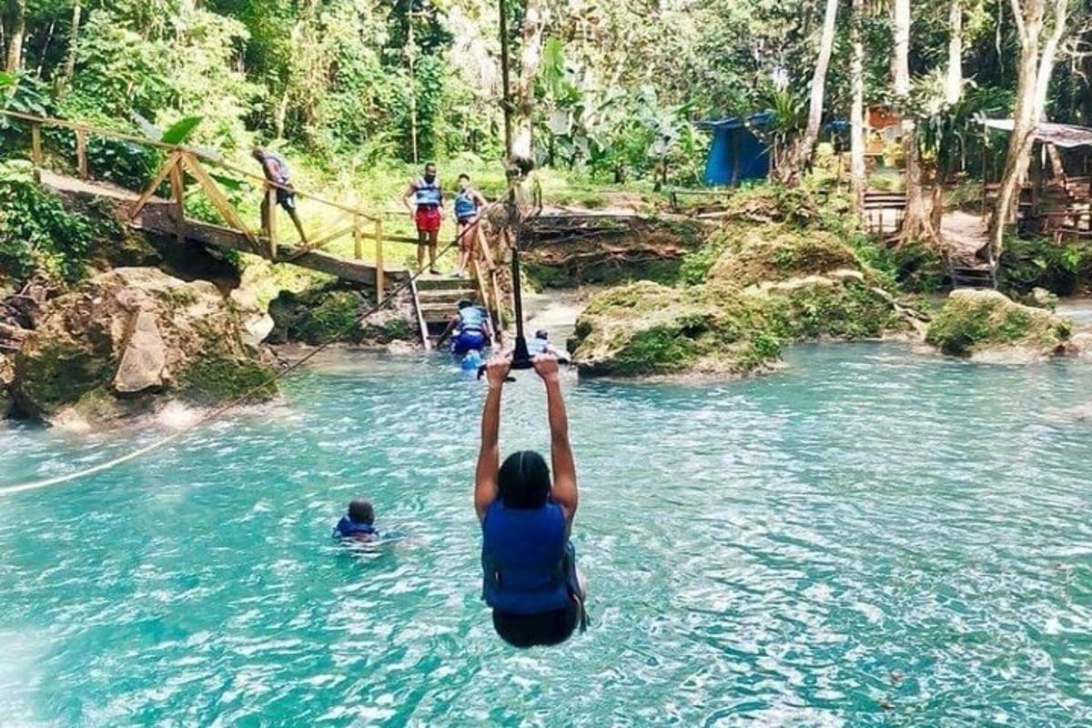 una persona a l'aigua amb la mà en un riu