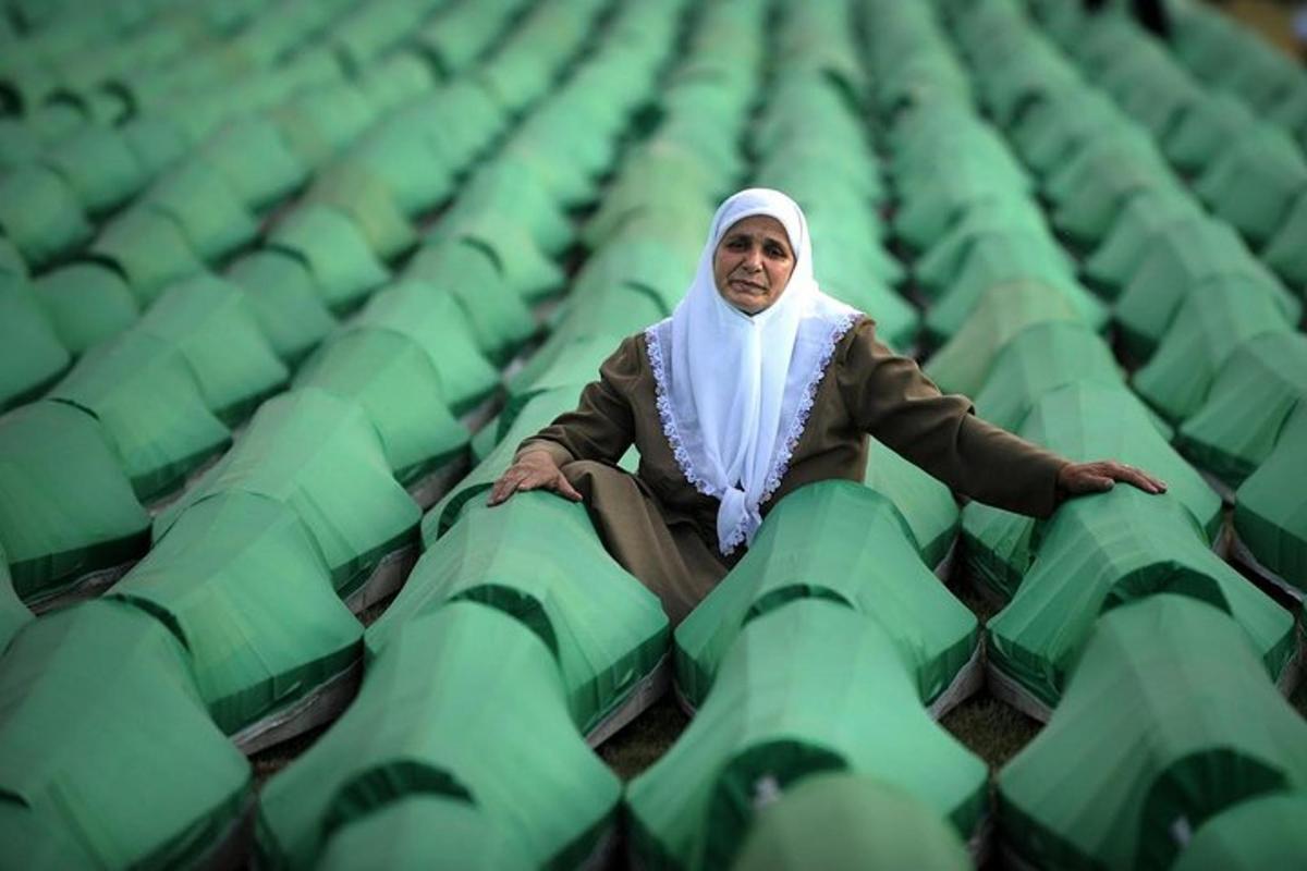 egy férfi ül egy épület tetején