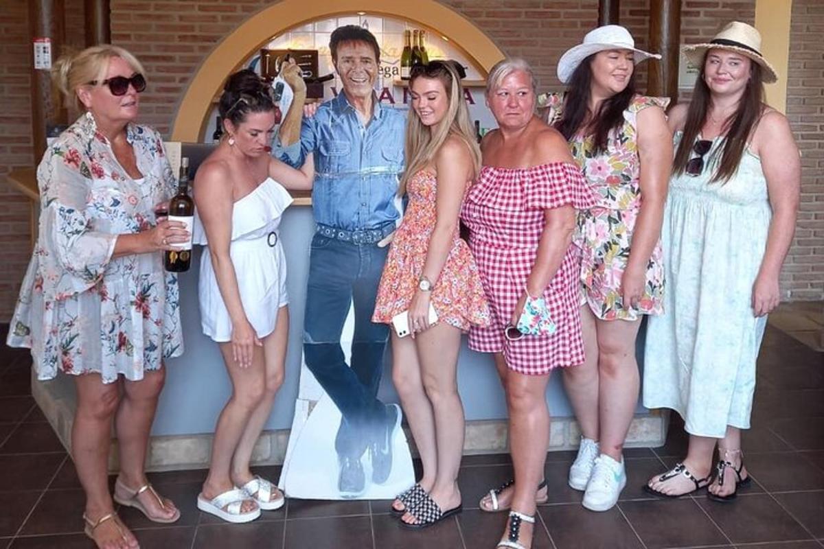 un gruppo di persone in abiti eleganti che posano per una foto
