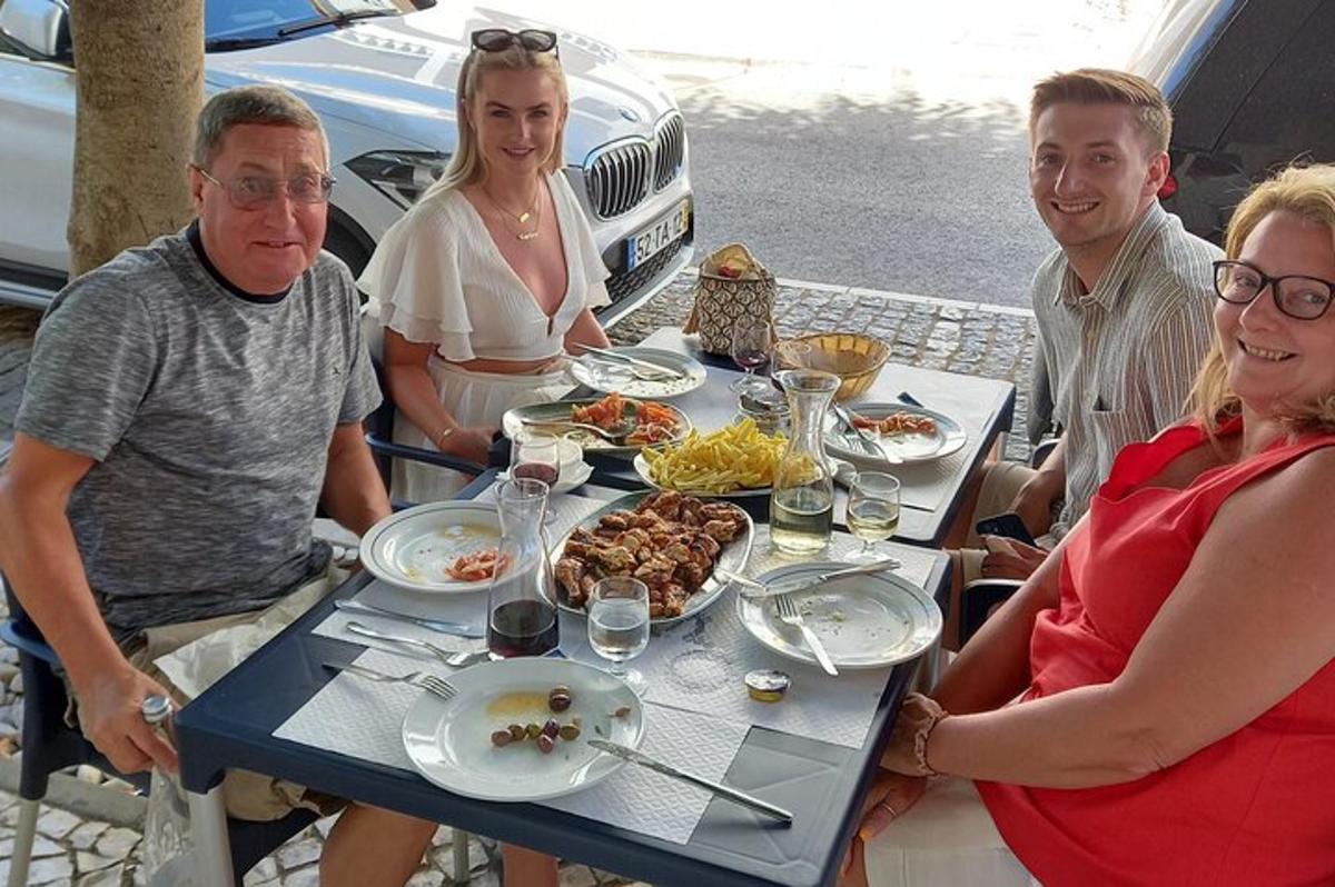 un gruppo di persone sedute attorno a un tavolo con del cibo