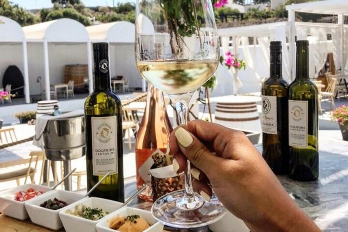 een persoon die een glas witte wijn vasthoudt