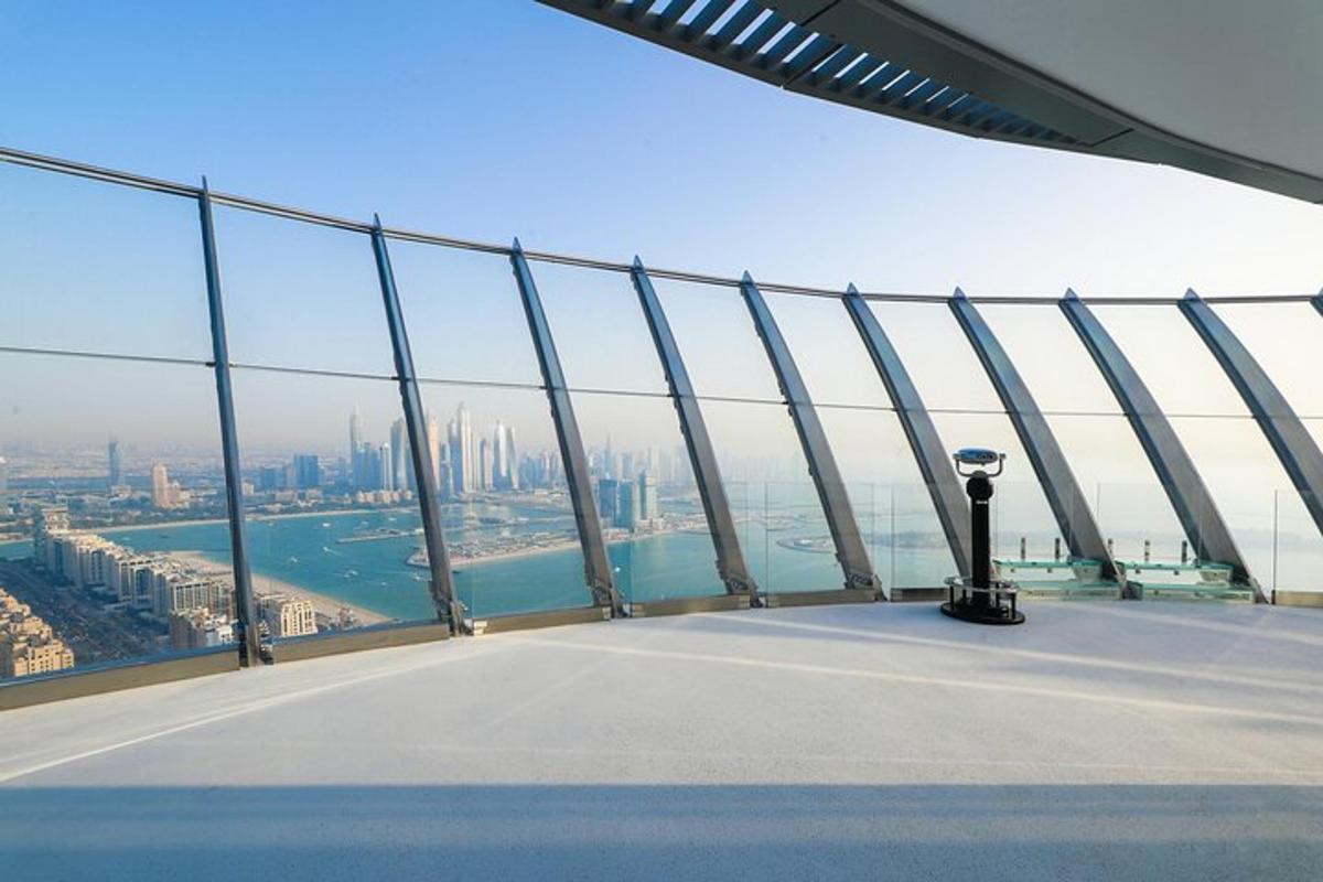 a view of the city from the observation deck of the shanghaiosphereukong