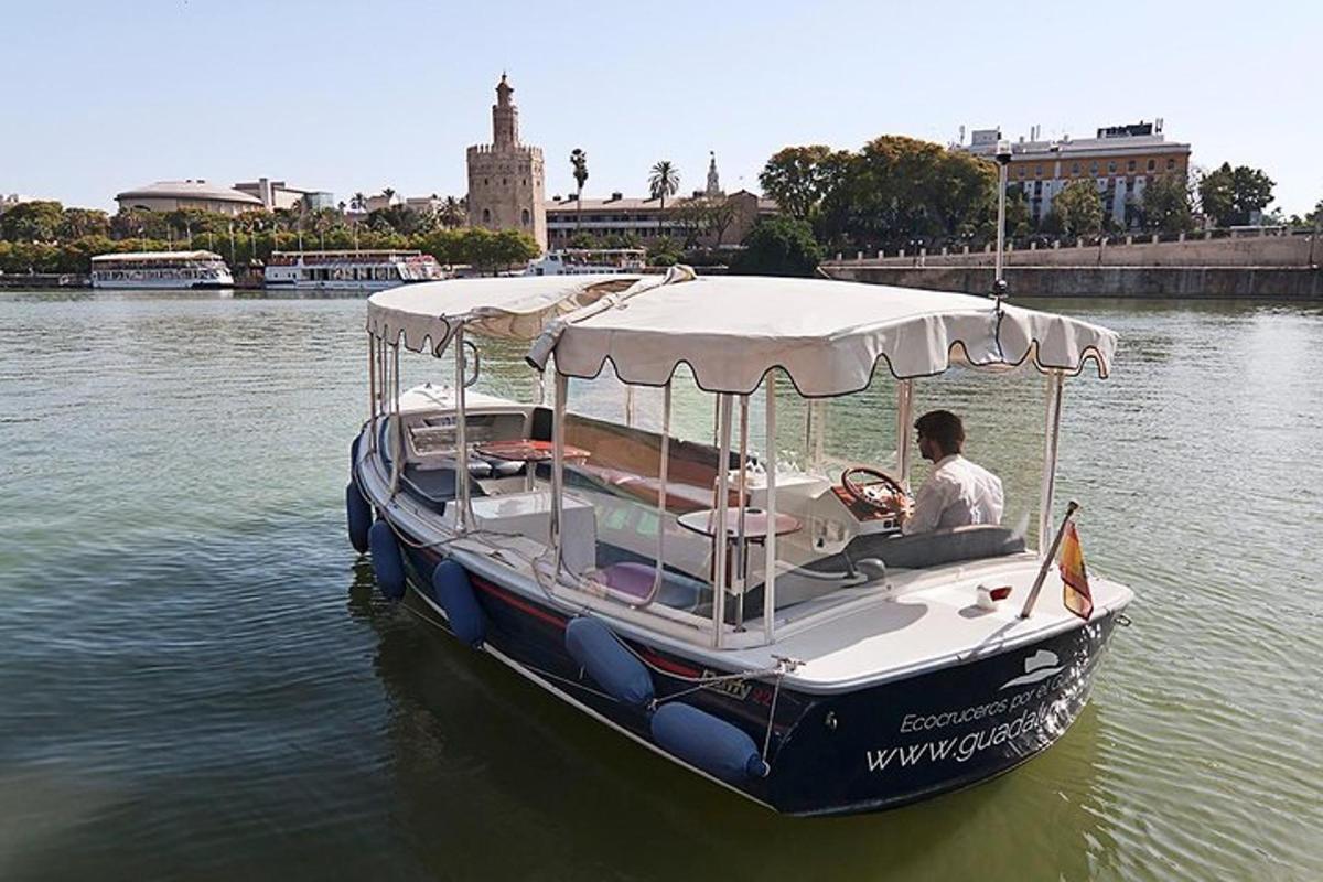 ein Mann, der ein kleines Boot im Wasser steuert
