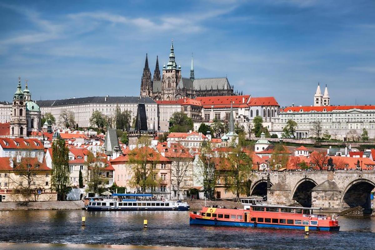 miasto z łodziami na wodzie i mostem