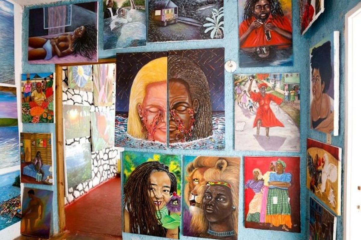 un collage di foto di persone su un muro