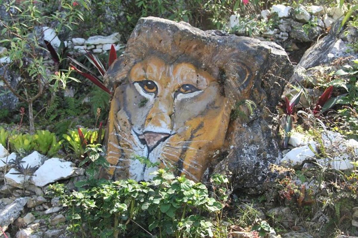 una statua di un leone dipinta su un ceppo d'albero