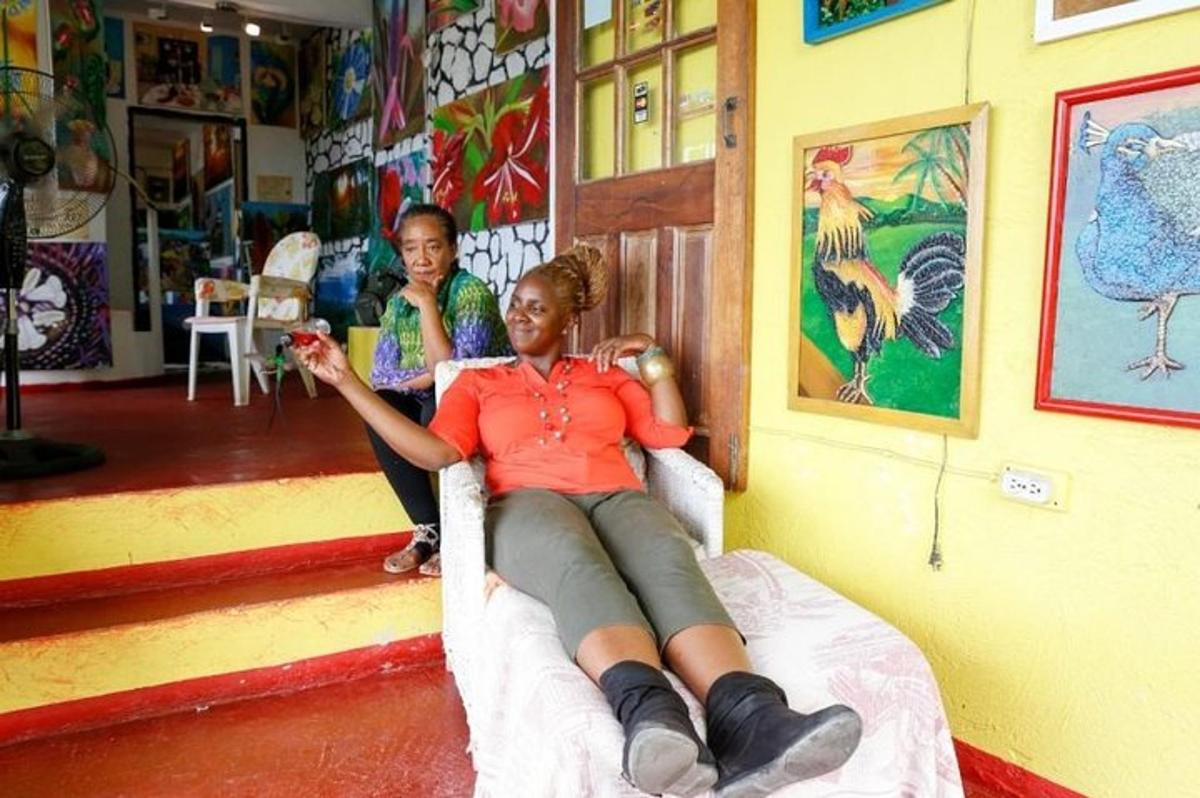 una donna sdraiata su un letto in una stanza con un bambino