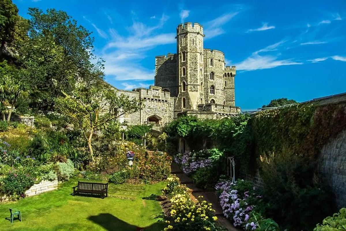 un vecchio castello con un giardino di fronte