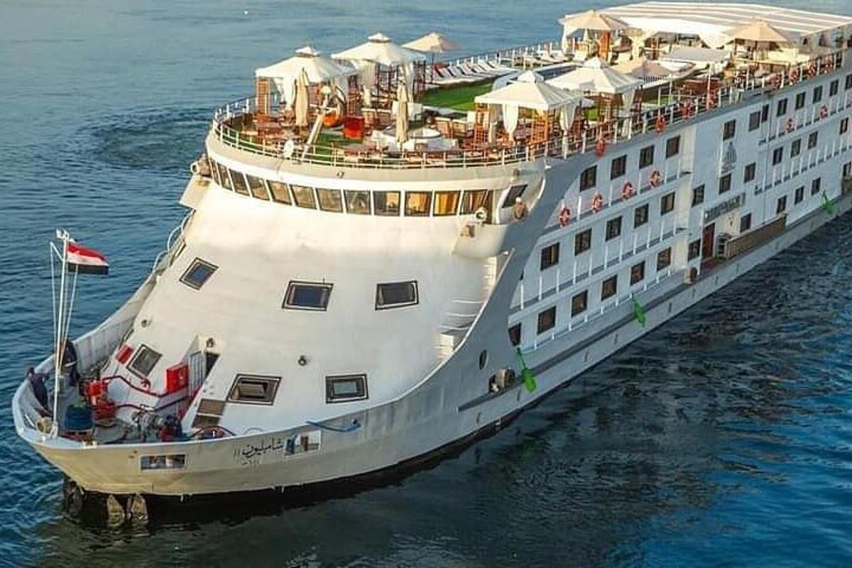 ένα μεγάλο κρουαζιερόπλοιο που κάθεται στο νερό