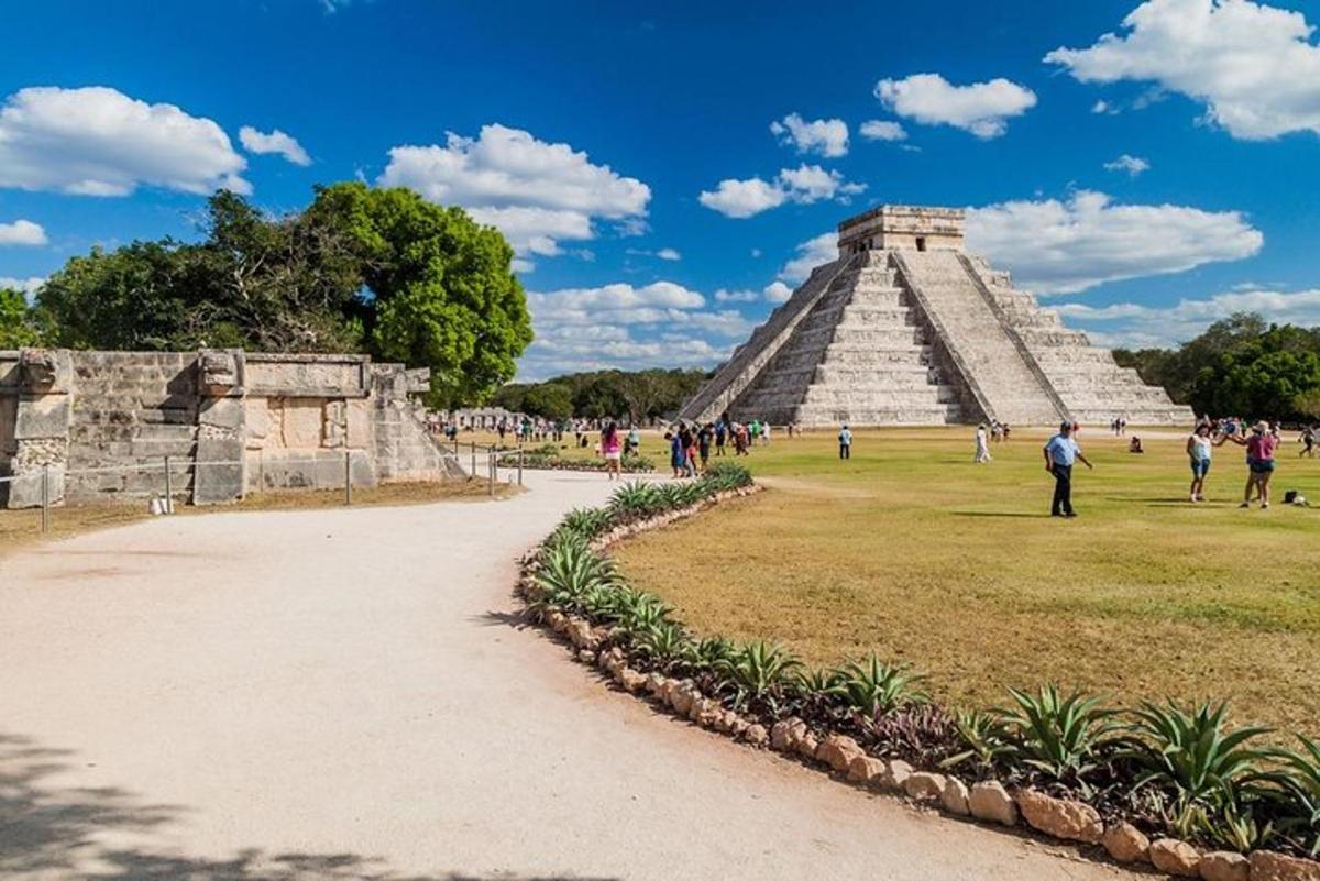 una pirámide en medio de un parque