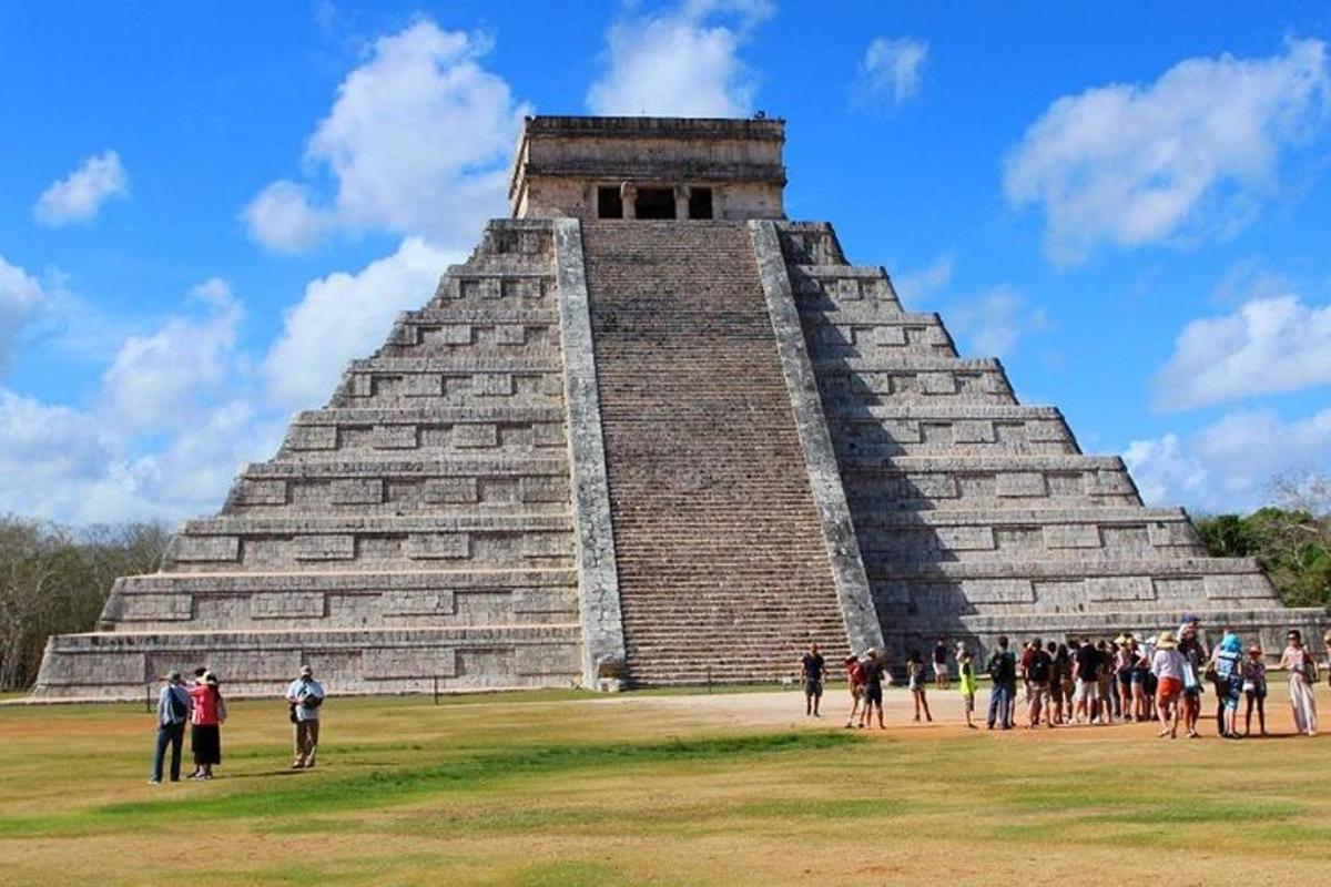 eine Gruppe von Menschen steht vor einer Pyramide
