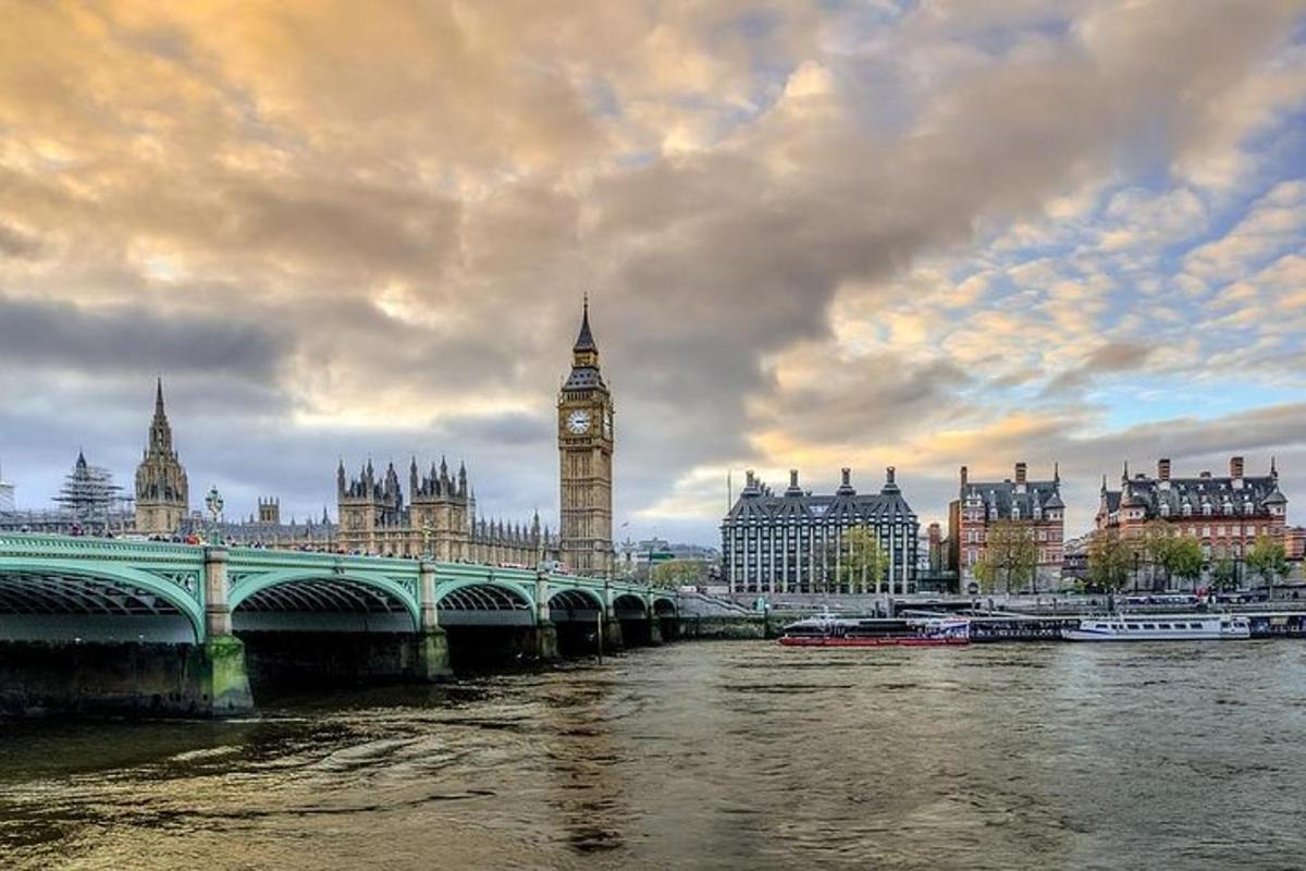 most přes řeku s hodinovou věží Big Ben