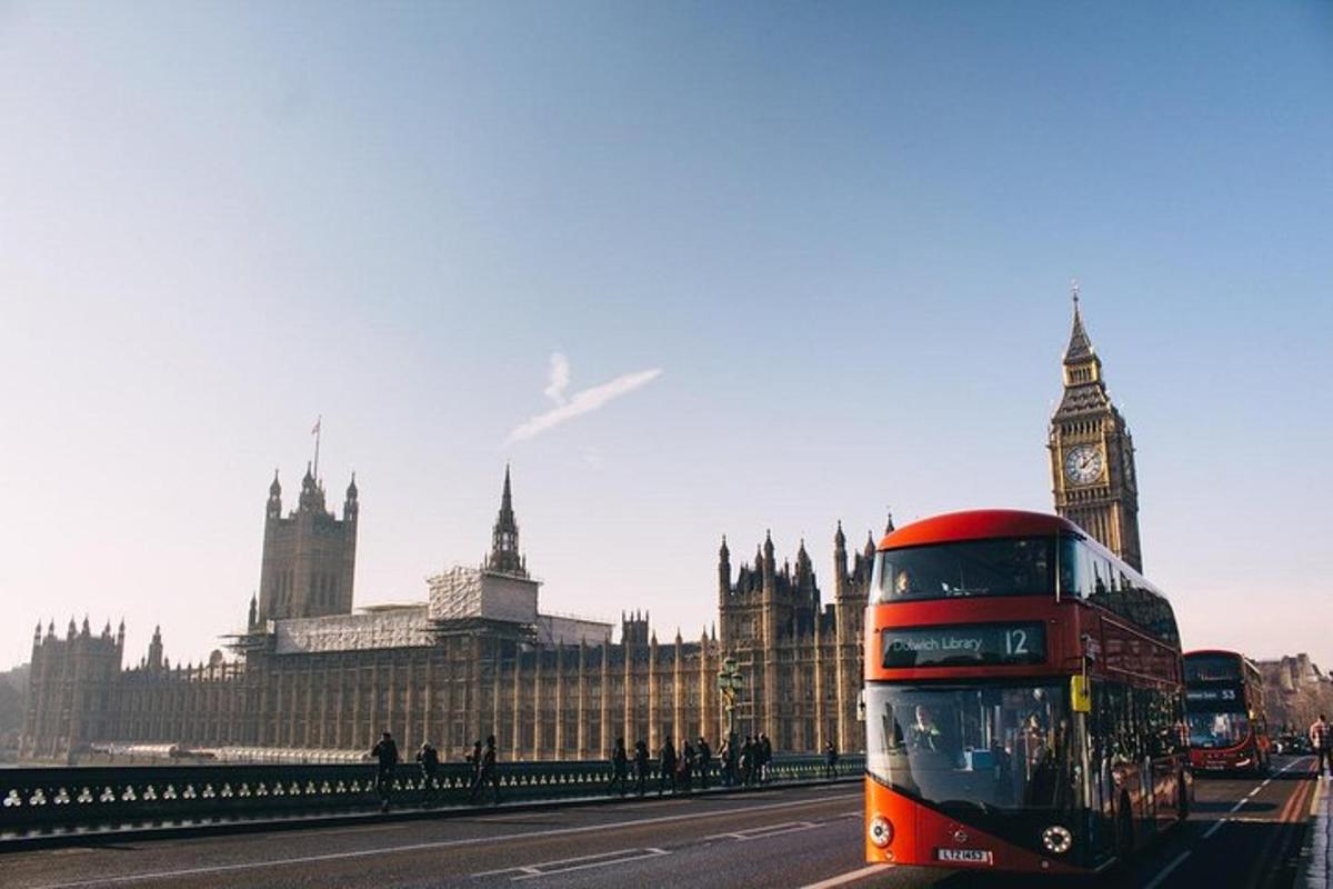 Egy piros emeletes busz halad el a Big Ben óratornya mellett