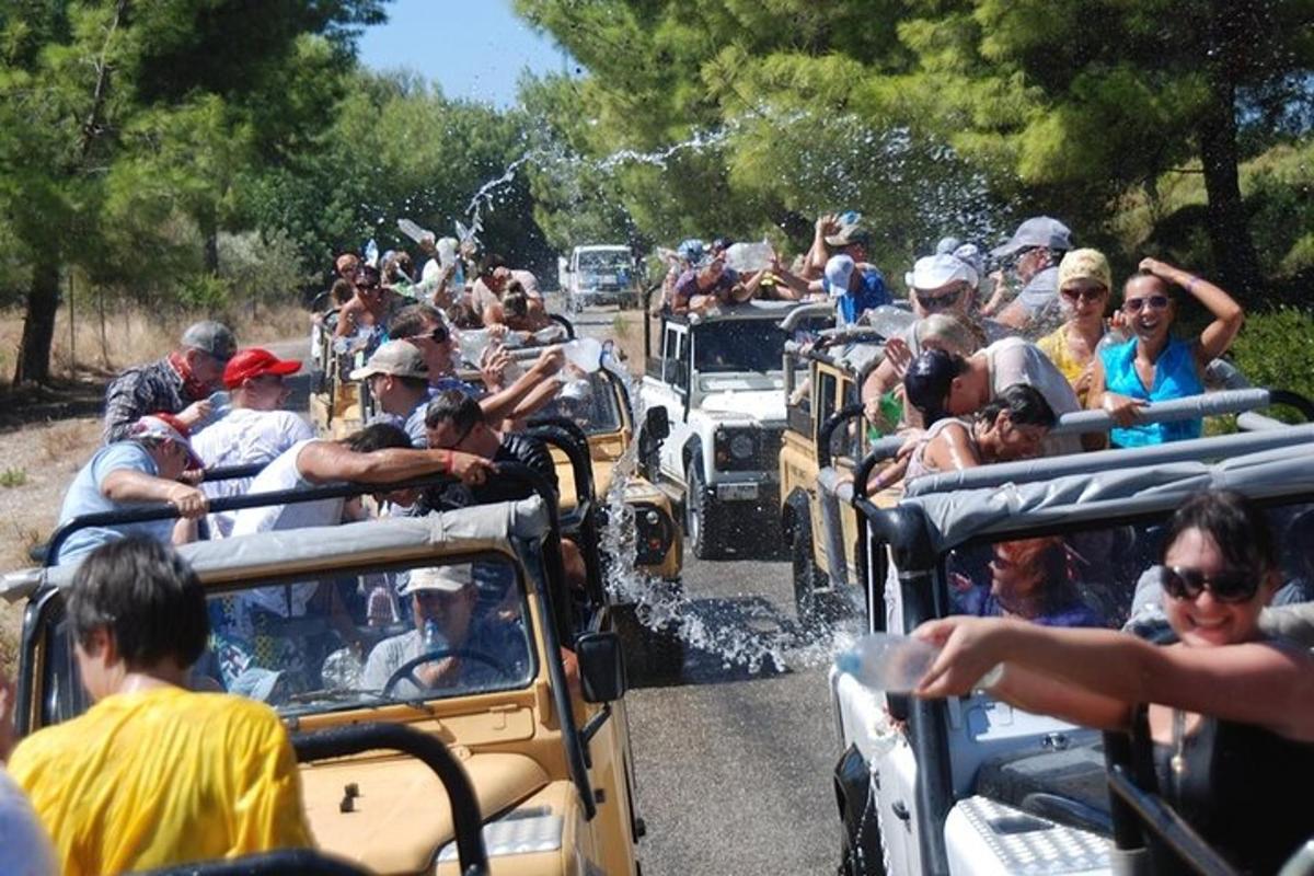 un gran grup de persones que viatgen en jeeps