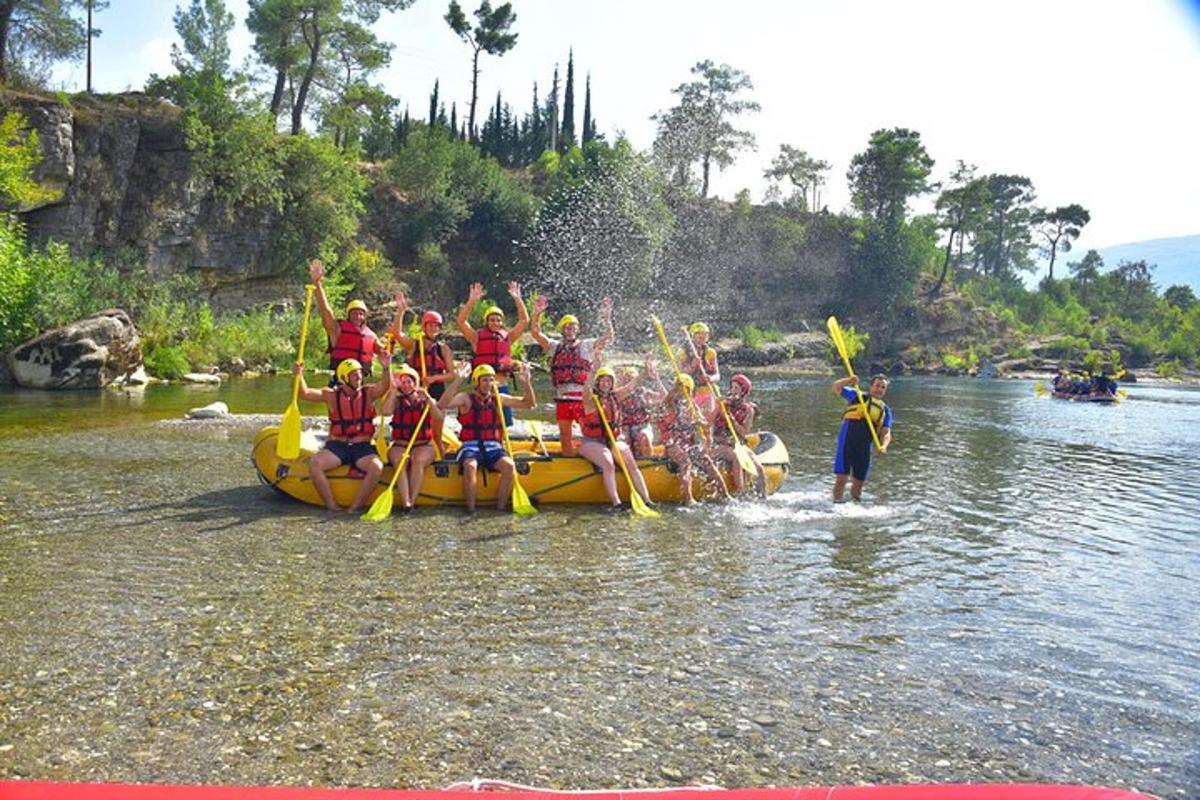 un grupo de personas en una balsa en el agua