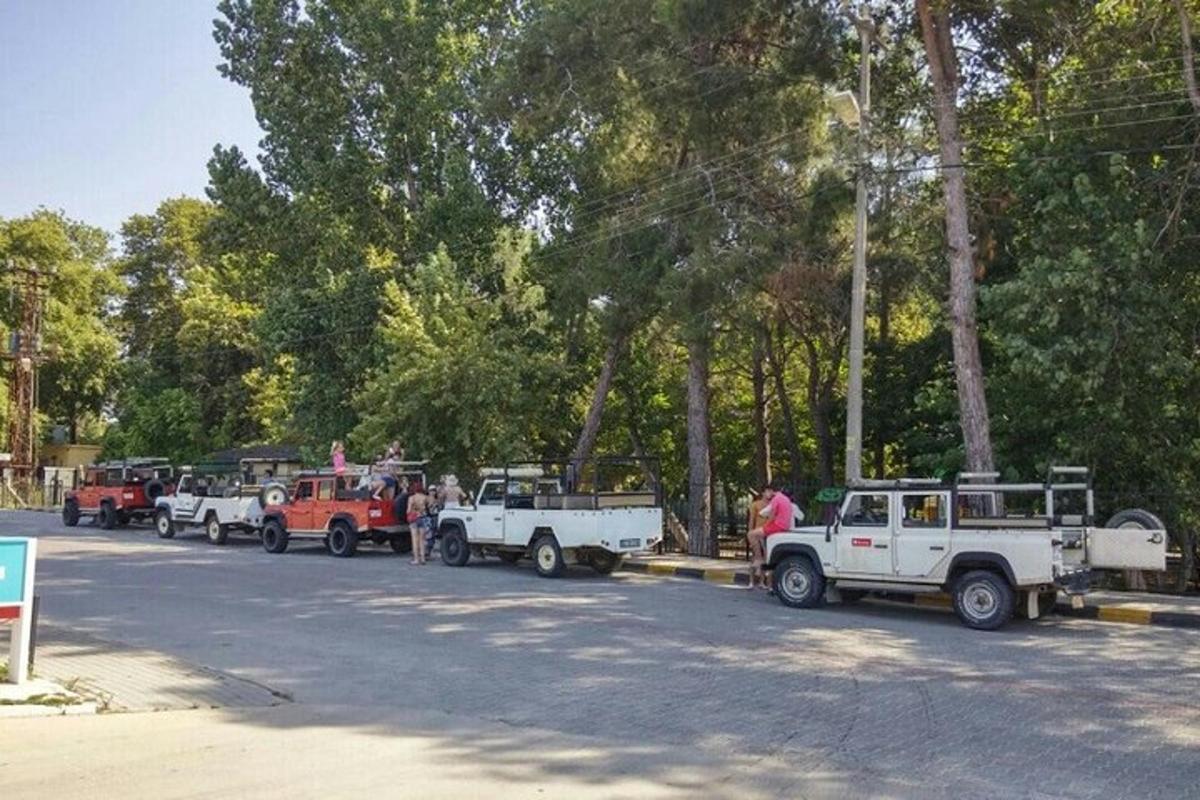 una filera de jeepneys aparcats en un aparcament