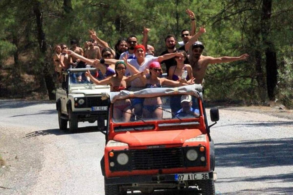 Un grupo de personas que viajan en la parte trasera de un camión