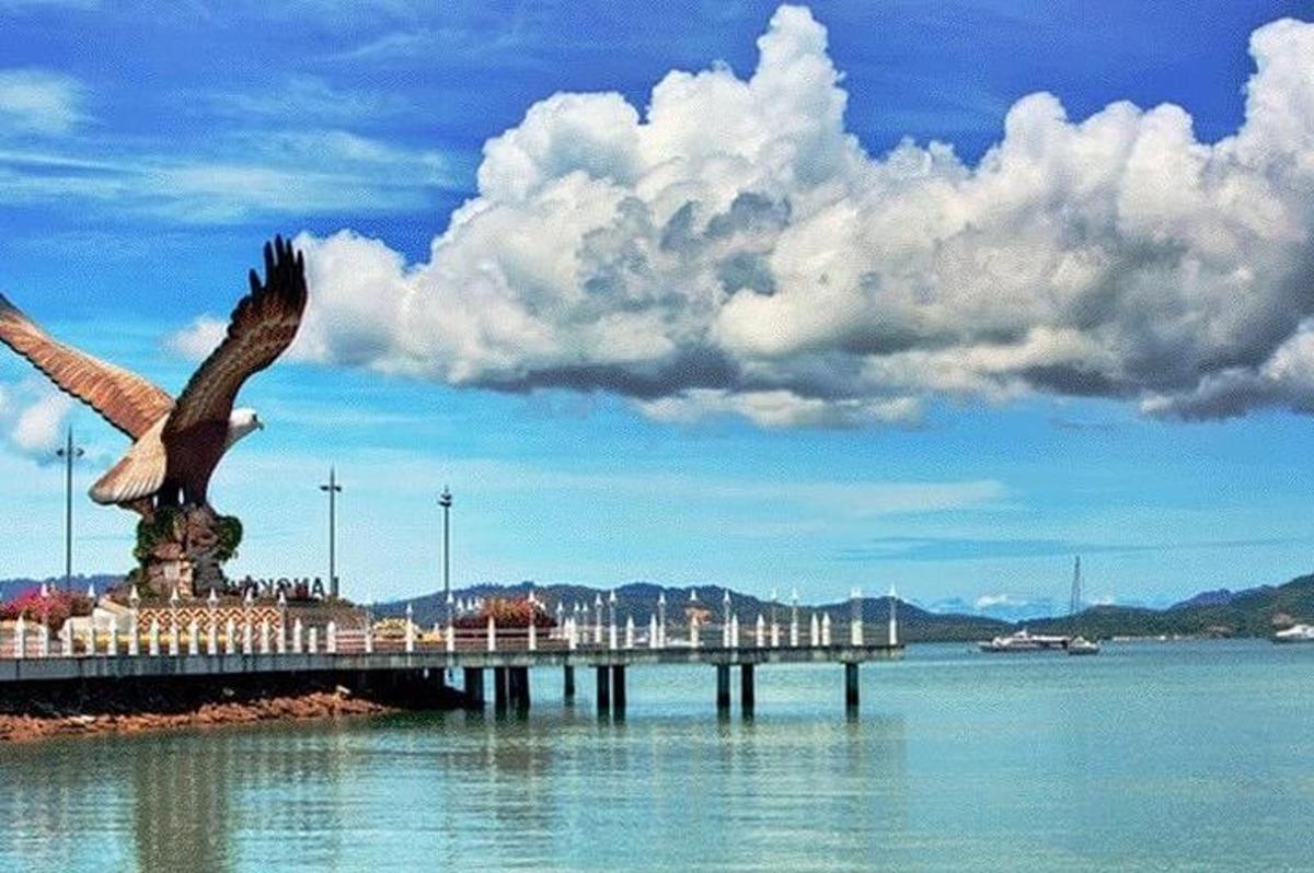 un molo con una statua di un'aquila sull'acqua