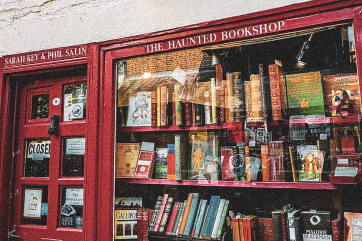 uma livraria com vários livros em exposição