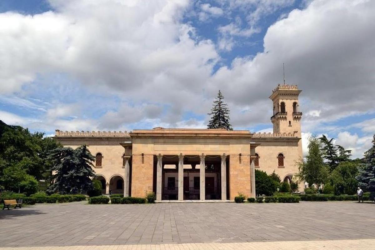 un grande edificio con una torre dell'orologio in cima