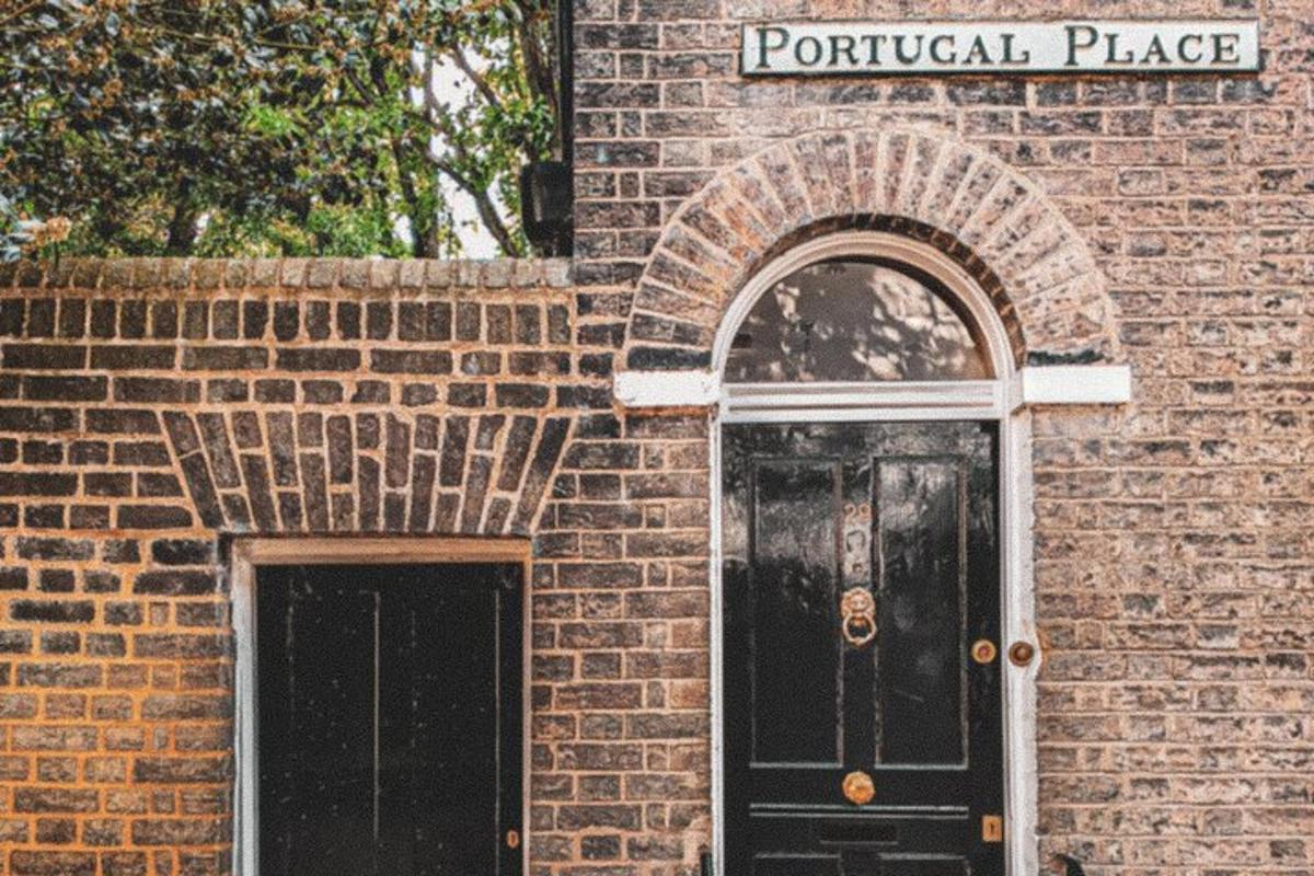 um prédio de tijolos com uma porta e uma placa