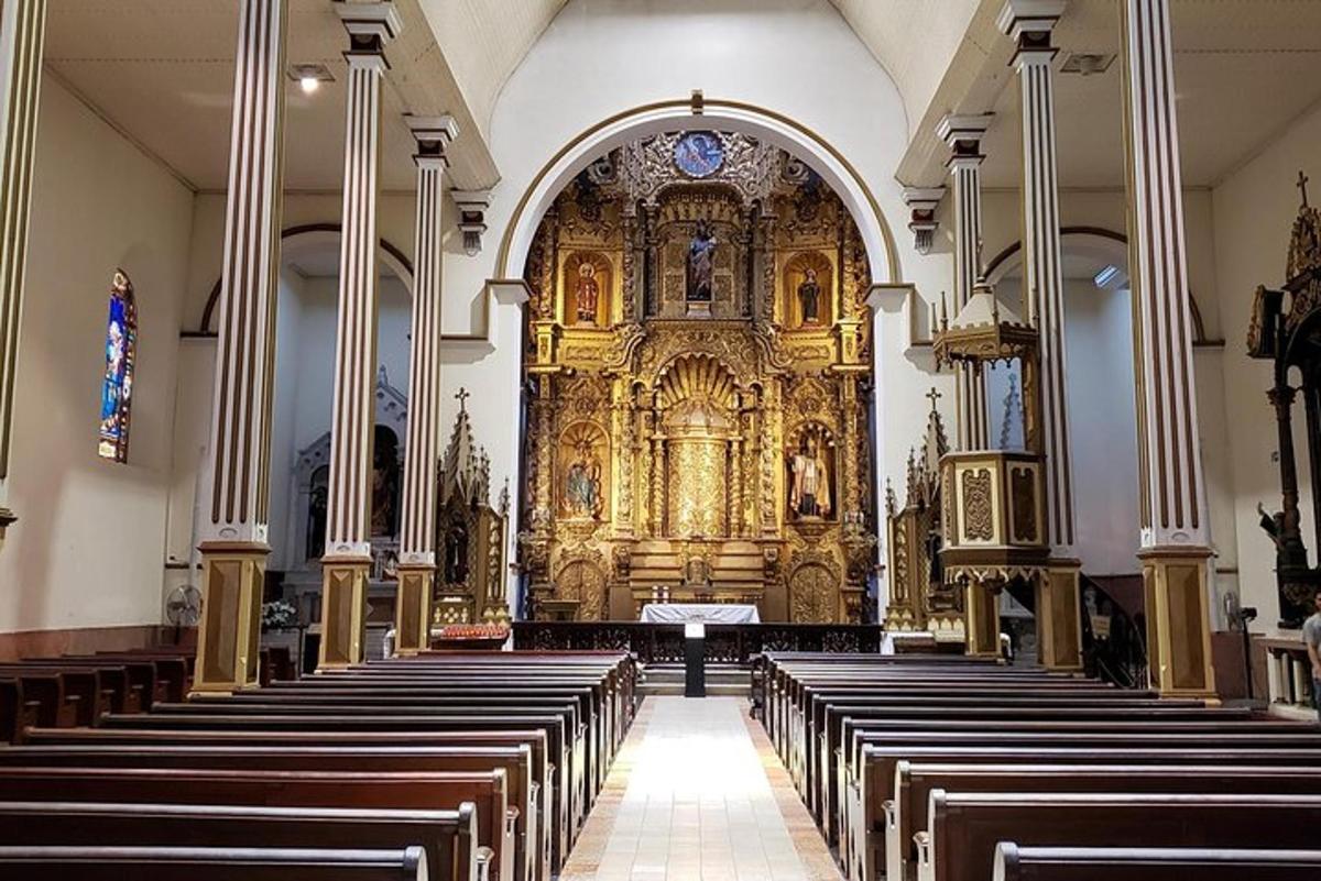 una església amb fileres de bancs davant d'un altar