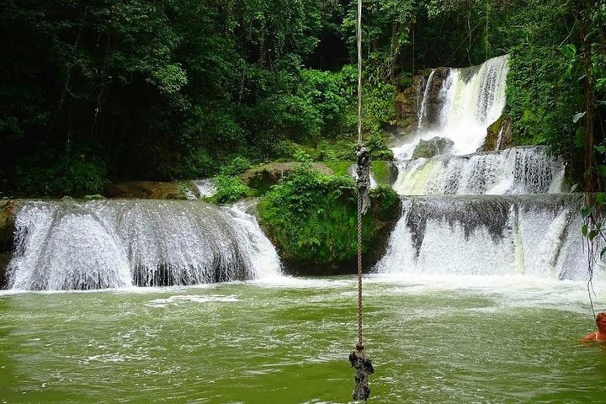 air terjun di tengah-tengah sungai