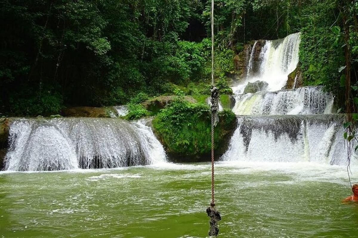 air terjun di tengah-tengah sungai