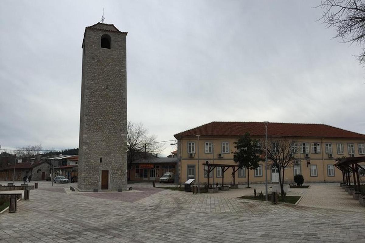 vysoká cihlová věž před budovou