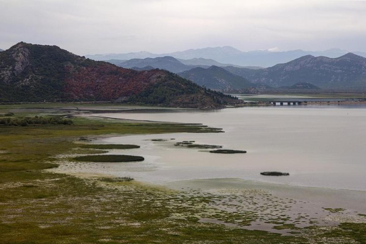 un grande specchio d'acqua con le montagne sullo sfondo